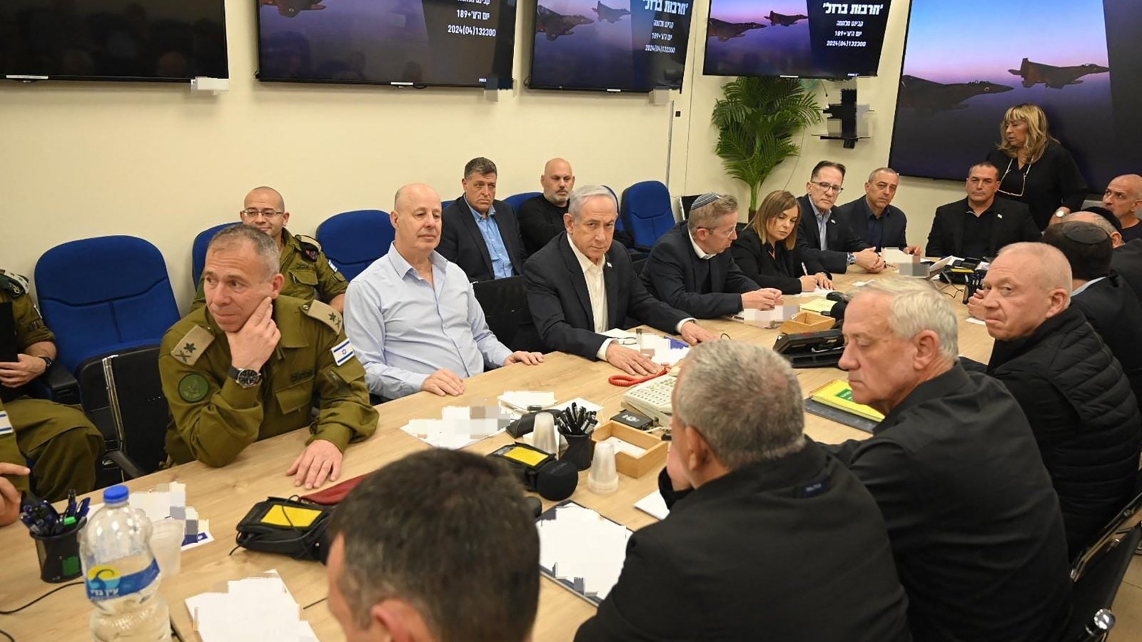 مجلس وزراء الحرب الإسرائيلي يضم نتانياهو ووزير الدفاع يوآف غالانت ووزير الدفاع السابق بيني غانتس وعددا من المراقبين