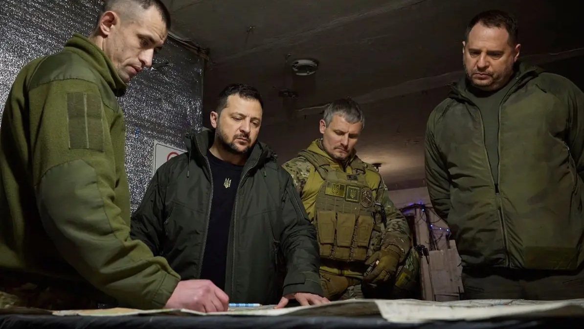 زلينسكي في غرفة العمليات العسكرية الأوكرانية