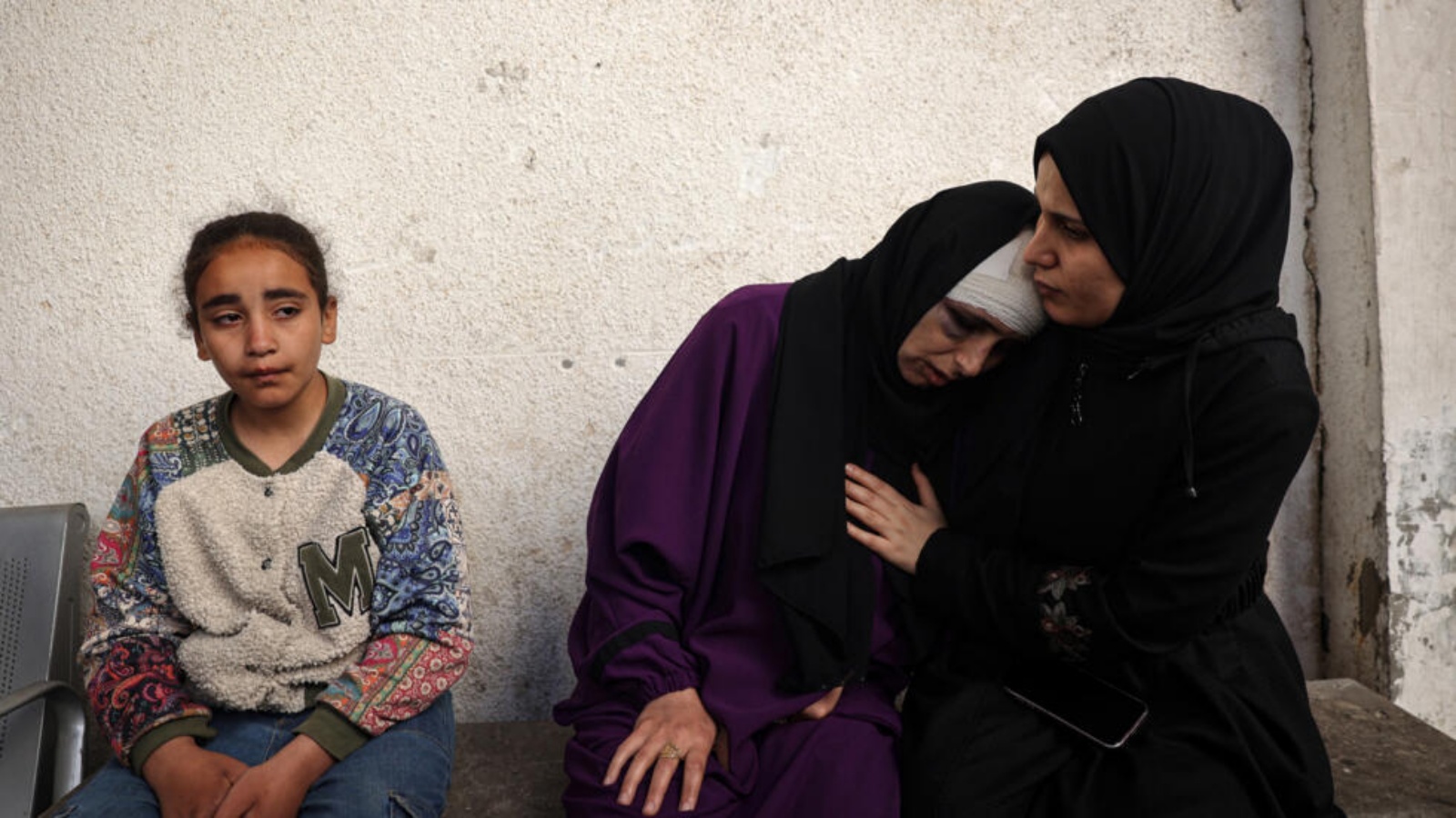 فلسطينية تبكي أولادها الذين قتلوا بضربة إسرائيلية في رفح في 20 نيسان (أبريل) 2024 