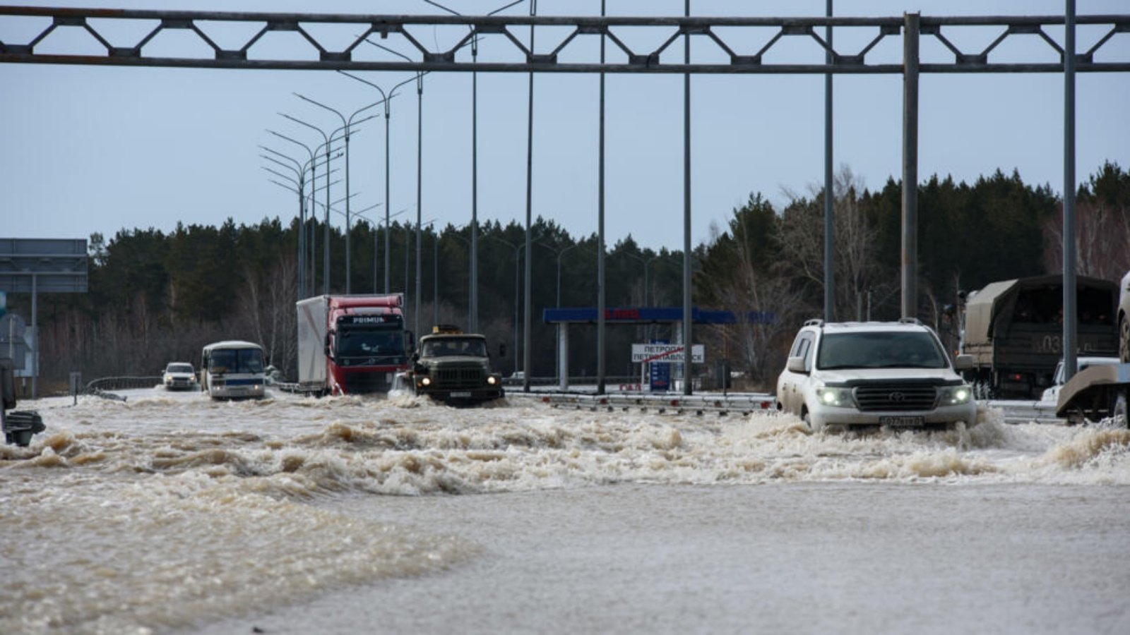 سيارات تحاول عبور طريق غمرتها مياه الفيضانات في مدينة بيتروبافل بشمال كازاخستان المحاذية لروسيا في 14 نيسان (ابريل) 2024 