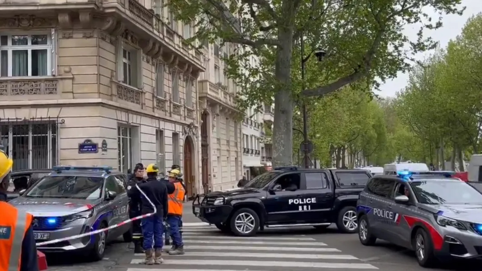 الشرطة الفرنسية أثناء تطوقها القنصلية الإيرانية في باريس (أكس)