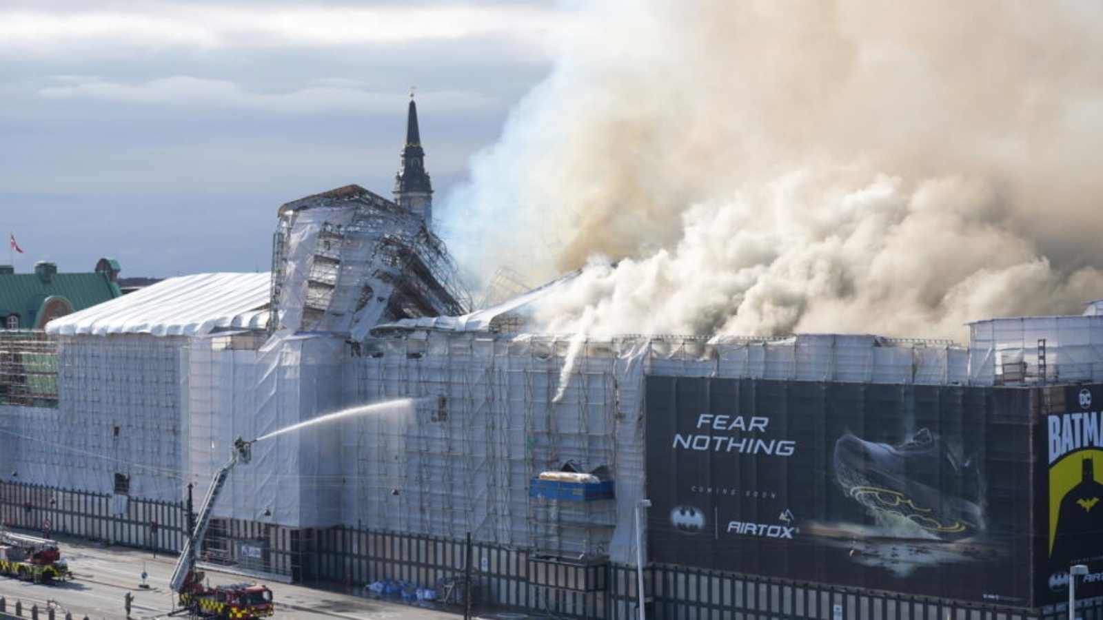 تصاعد الدخان من مبنى بورصة كوبنهاغن جراء حريق اندلع في 16 نيسان (أبريل) 2024 
