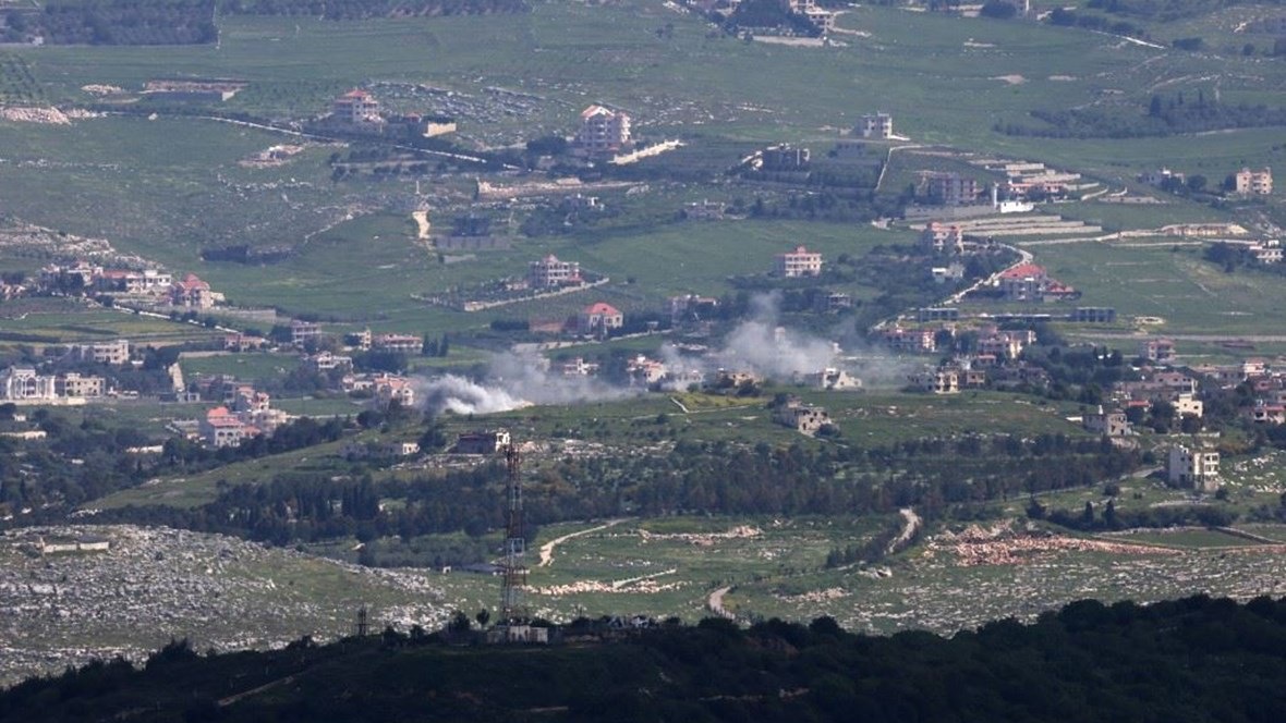 دخان يتصاعد أثناء قصف إسرائيلي على قرية يارون اللبنانية