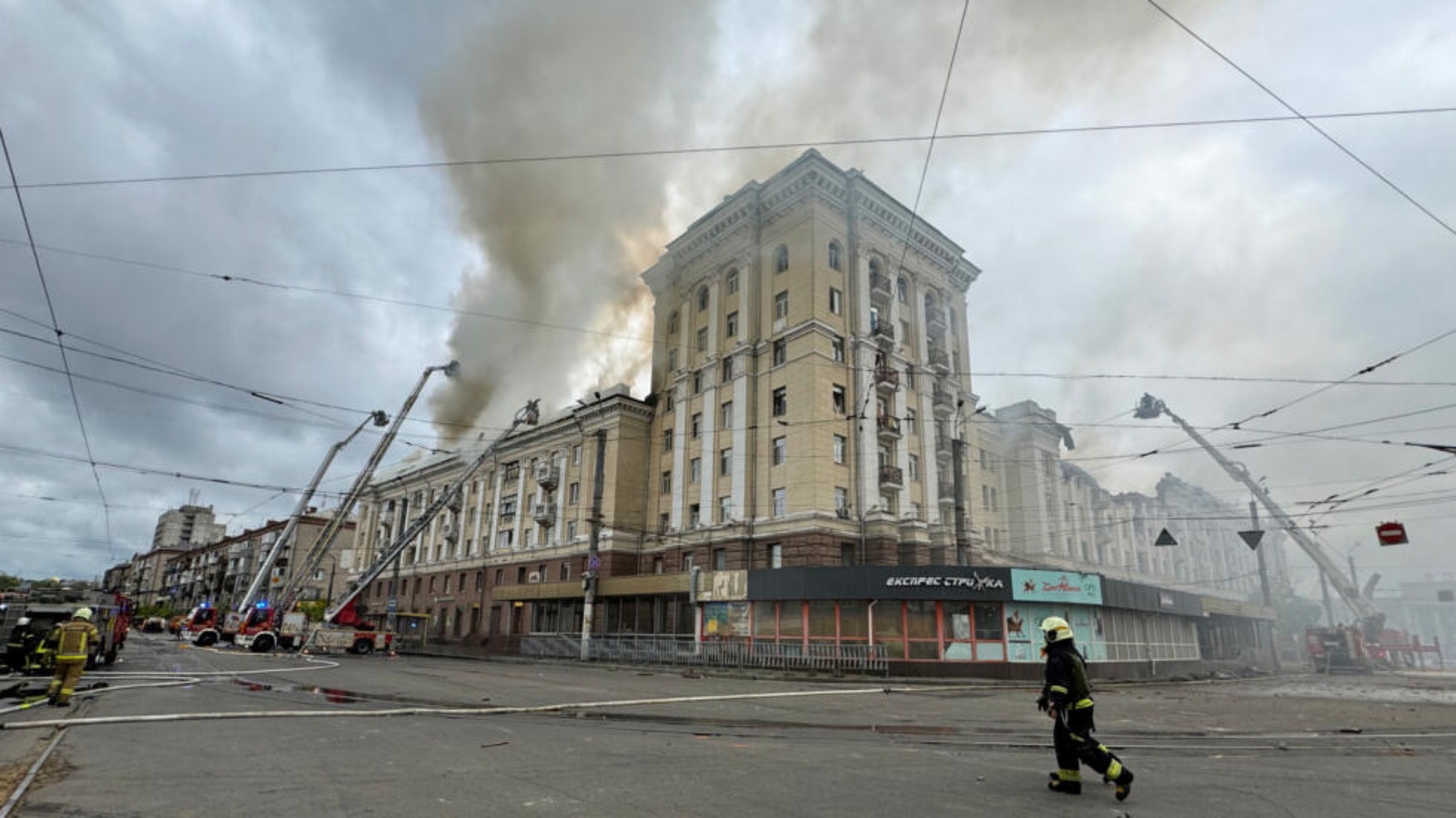 فرق الإطفاء تعمل على إخماد حريق اندلع في مبنى سكني في دنيبرو بعد هجوم صاروخي في 19 نيسان (أبريل) 2024 
