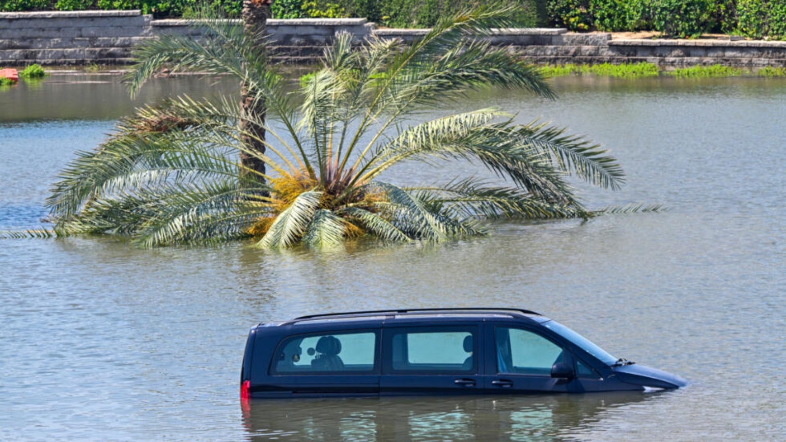 سيارة تغرق في مياه الأمطار في أحد شوارع دبي في 18 نيسان (أبريل) 2024 