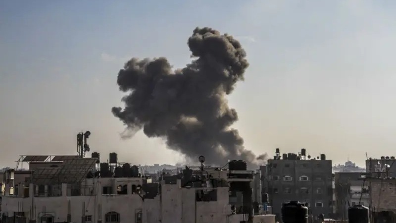صور لأعمدة الدخان تتصاعد من جراء قصف إسرائيلي في مدينة جباليا شمالي قطاع غزة