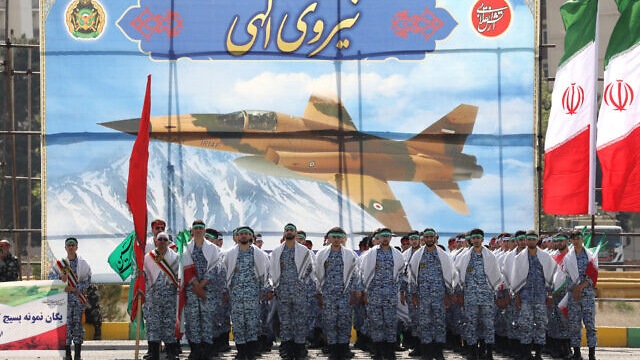 جنود إيرانيون يشاركون في عرض عسكري خلال حفل سنوي بمناسبة يوم الجيش في طهران يوم 17 نيسان (أبريل) 
