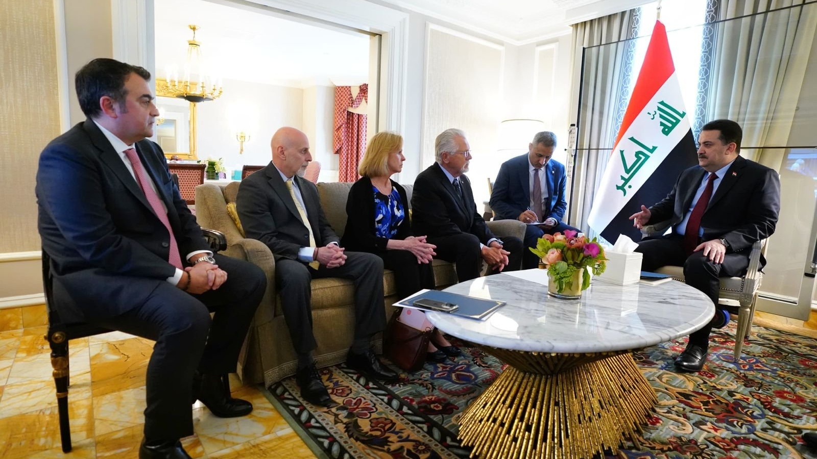 رئيس مجلس الوزراء العراقي محمد شياع السوداني لدى استقباله عائلة المواطنة الأميركية كايلا مولر