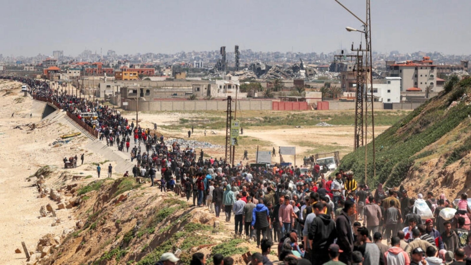 فلسطينيون نازحون على الطريق الساحلي لغزة. 14 نيسان (أبريل) 2024