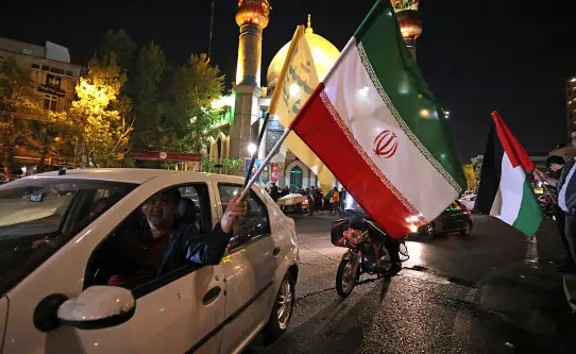 لقطة من الاحتفالات في طهران بعد الهجمات الايرانية على إسرائيل