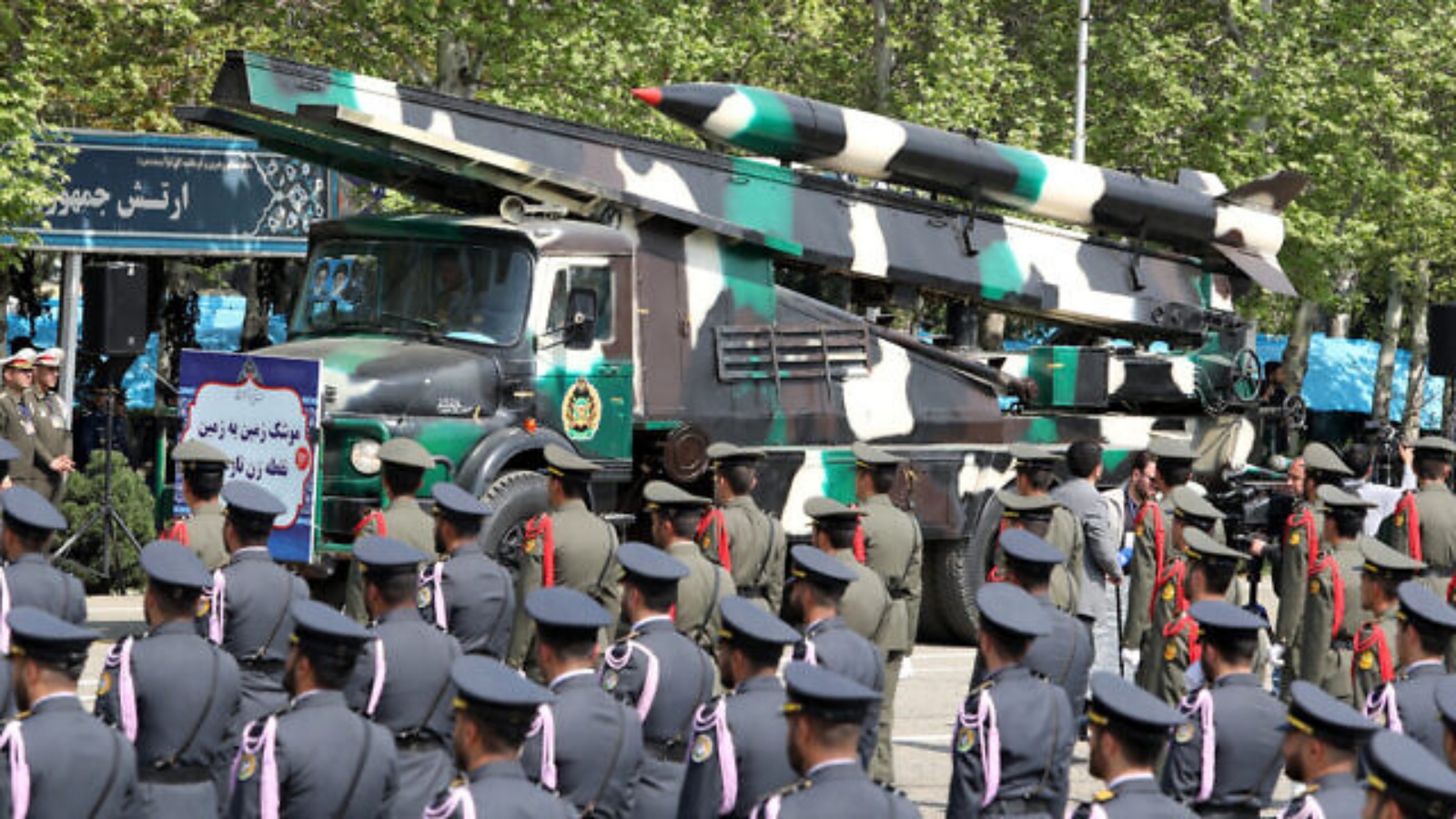 شاحنة عسكرية إيرانية تحمل صواريخ خلال عرض عسكري في إطار احتفال بيوم الجيش السنوي للبلاد في طهران في 17 نيسان (أبريل) 2024