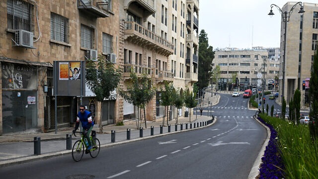 رجل يركب دراجة هوائية في القدس في 14 نيسان (أبريل) 2024