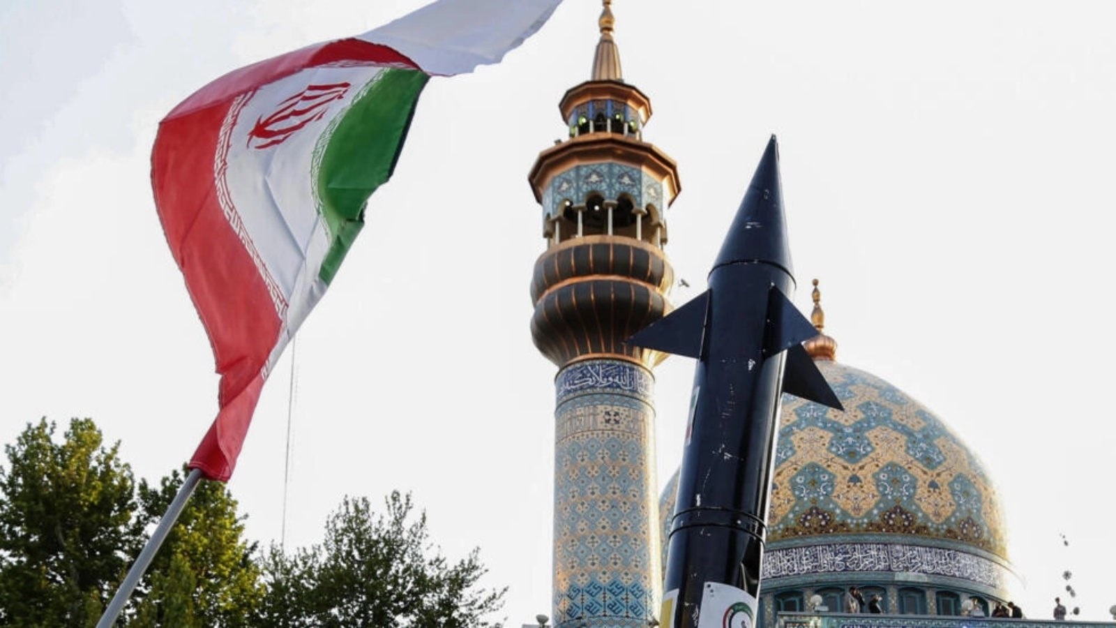 رفع العلم الإيراني ومجسم لصاروخ في ساحة فلسطين بوسط طهران في 15 نيسان (إبريل) 2024 غداة الهجوم الإيراني على إسرائيل