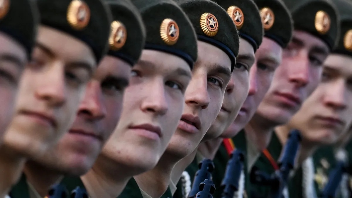جنود روس يستعدون للذهاب لساحة المعركة أمام أوكرانيا