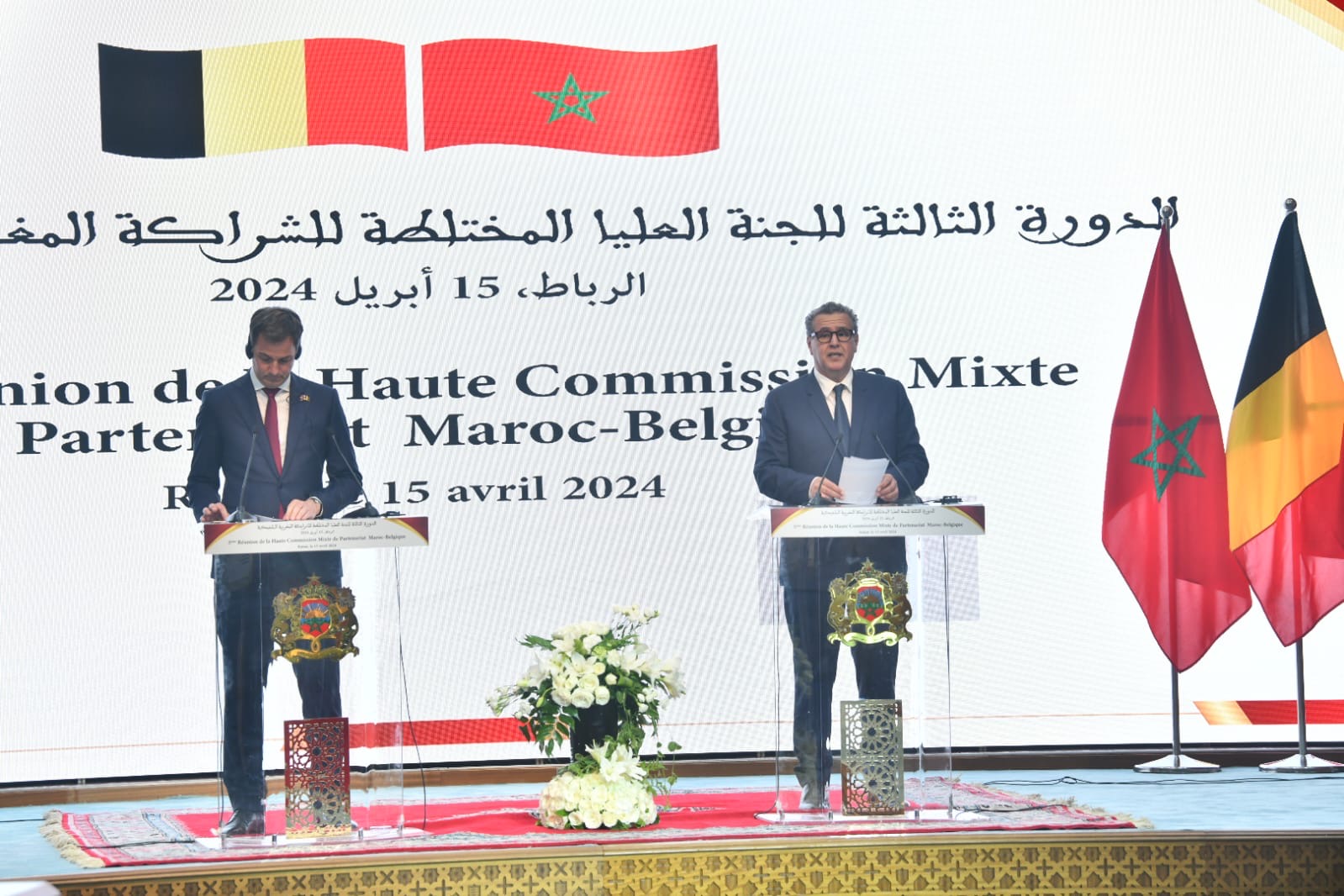رئيس الحكومة المغربية عزيز أخنوش والوزير الأول البلجيكي ألكساندر دي كرو خلال مؤتمر صحافي بالرباط