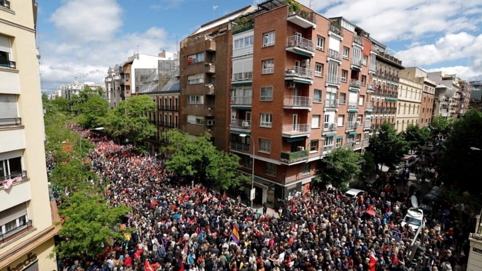  مناصرون للحزب الاشتراكي خلال تحرك في مدريد في 27 نيسان/أبريل 2024 مناصرون للحزب الاشتراكي خلال تحرك في مدريد في 27 نيسان (أبريل) 2024 