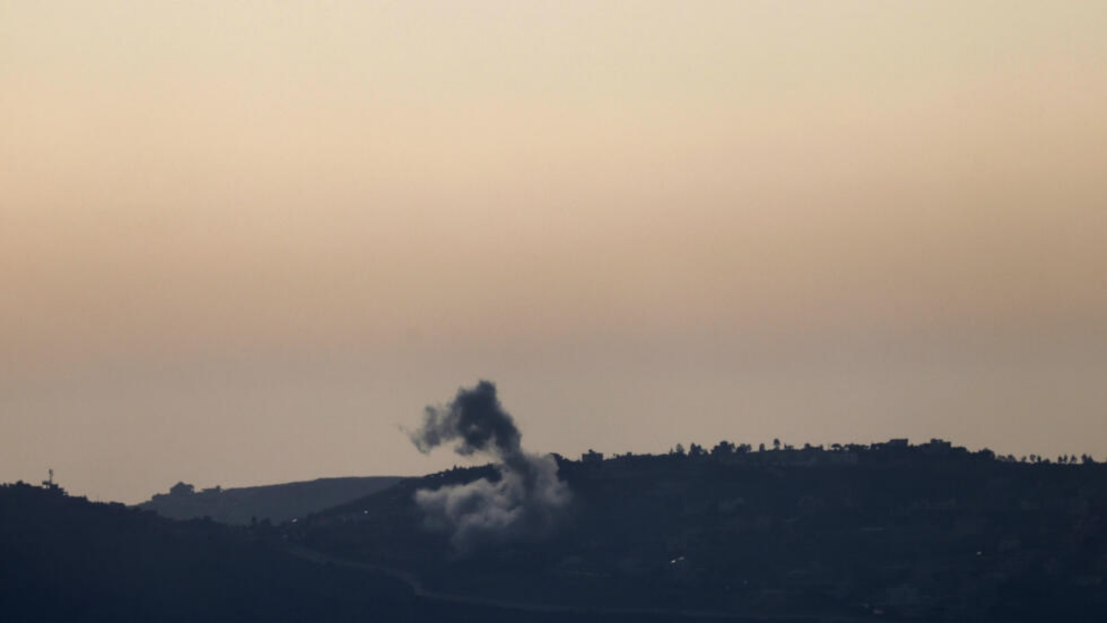 صورة التُقطت من موقع إسرائيلي على طول الحدود مع جنوب لبنان تظهر الدخان يتصاعد فوق قرية العديسة اللبنانية أثناء القصف الإسرائيلي في 22 نيسان (أبريل) 2024 