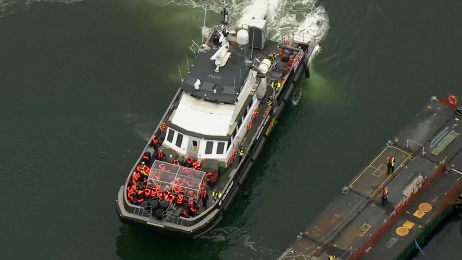 أحد قوارب الموت في عرض البحر حيث تم انقاذه من جانب البحرية البريطانية 