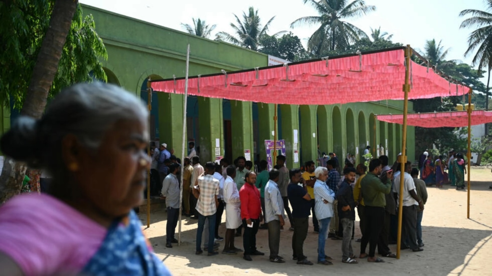 ناخبون في الهند ينتظرون التصويت وهم يحتمون من اشعة الشمس تحت مظلة في بنغالور في 26 نيسان (أبريل) 2024 