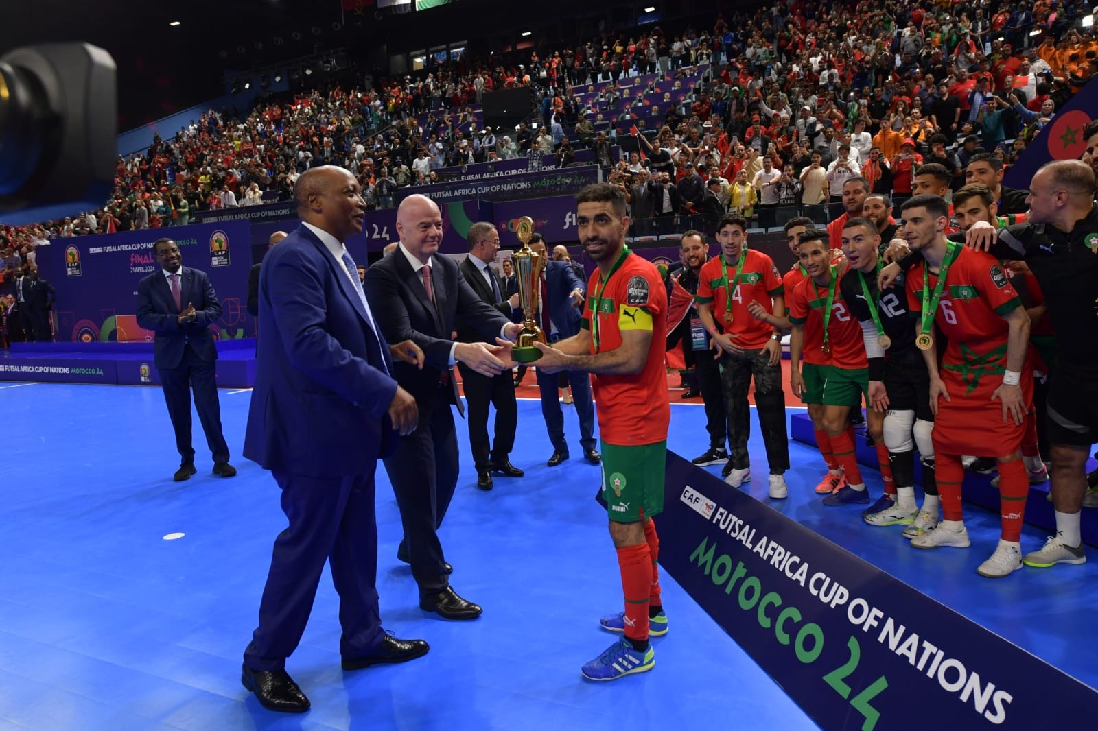 رئيسا الفيفا والكاف يسلمان كأس البطولة لعميد المنتخب المغربي 