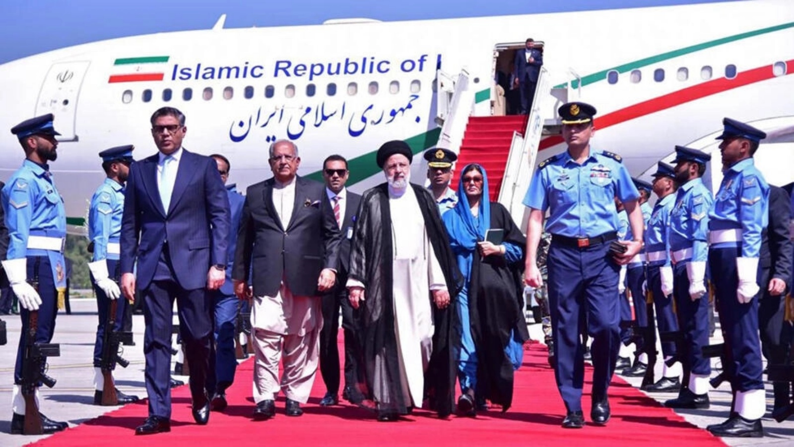 الرئيس الايراني ابراهيم رئيسي عند وصوله إلى إسلام اباد
