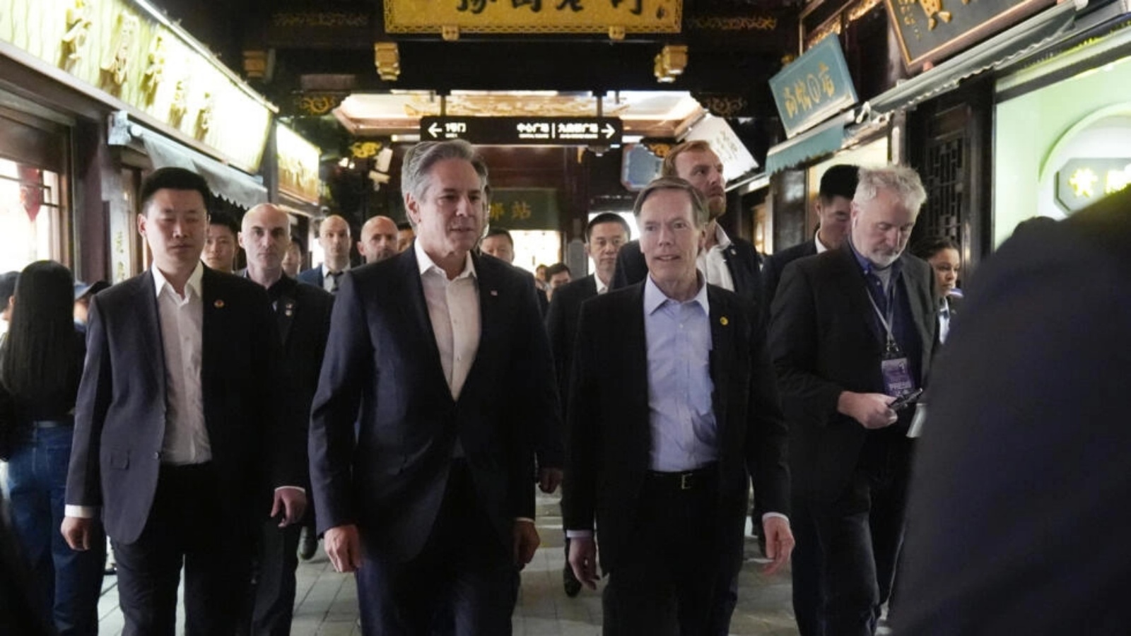 وزير الخارجية الأميركي أنتوني بلينكن (وسط) مع السفير الأميركي في الصين نيكولاس بورنز خلال نزهة في حدائق يو في شنغهاي في 24 نيسان (أبريل) 2024 