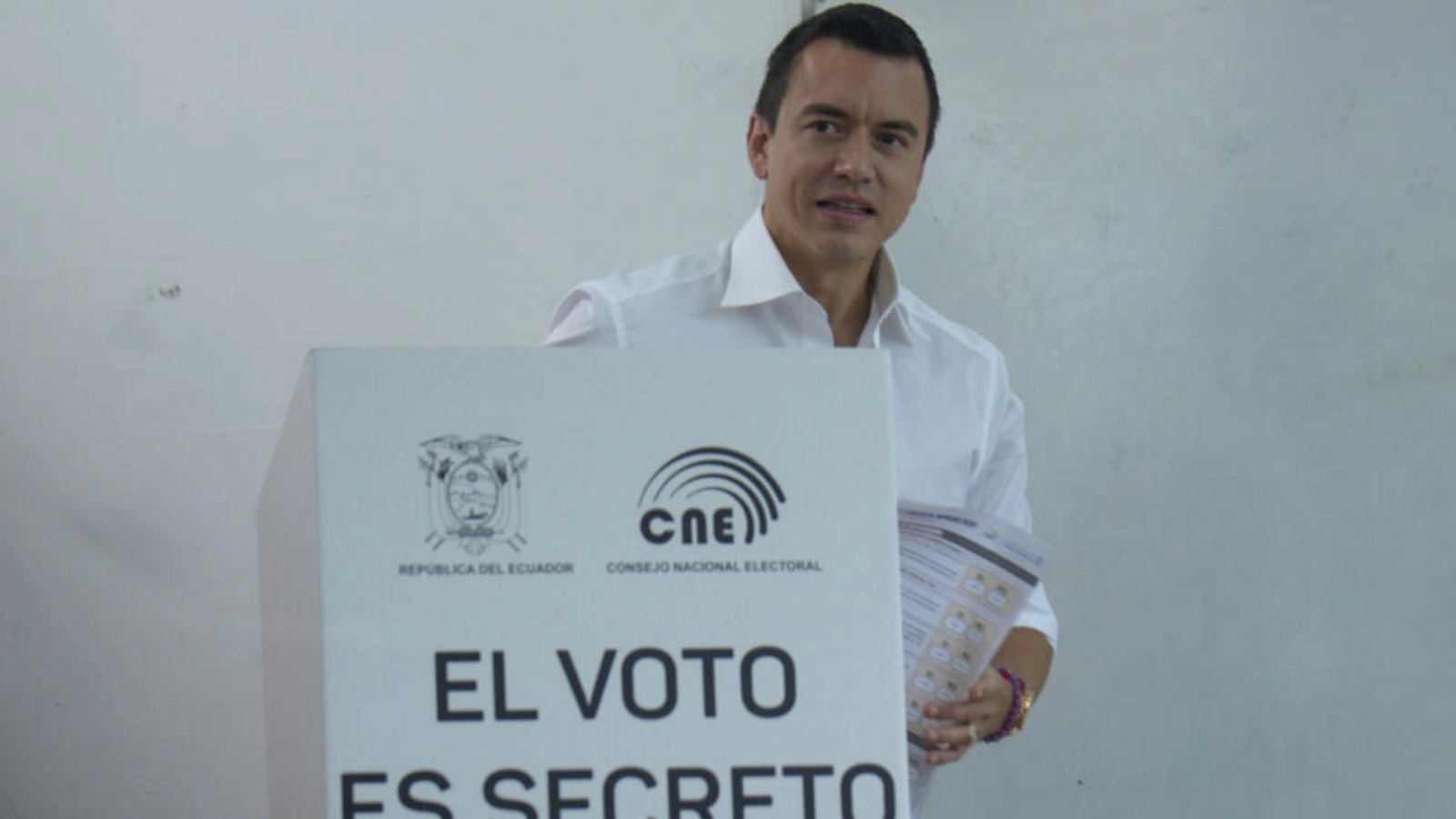 الرئيس الإكوادوري دانييل نوبوا يصوّت في استفتاء على العديد من الإجراءات الحكومية ضدّ تهريب المخدرات والعصابات، 21 نيسان (أبريل) 2024 في أولون غرب الإكوادور 