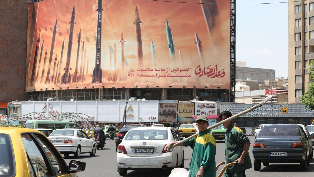 لوحة إعلانية تصور صواريخ إيرانية في طهران في 20 نيسان (أبريل) 2024، بعد يوم من إعلان الإعلام الإيراني عن انفجارات في مقاطعة أصفهان وسط البلاد