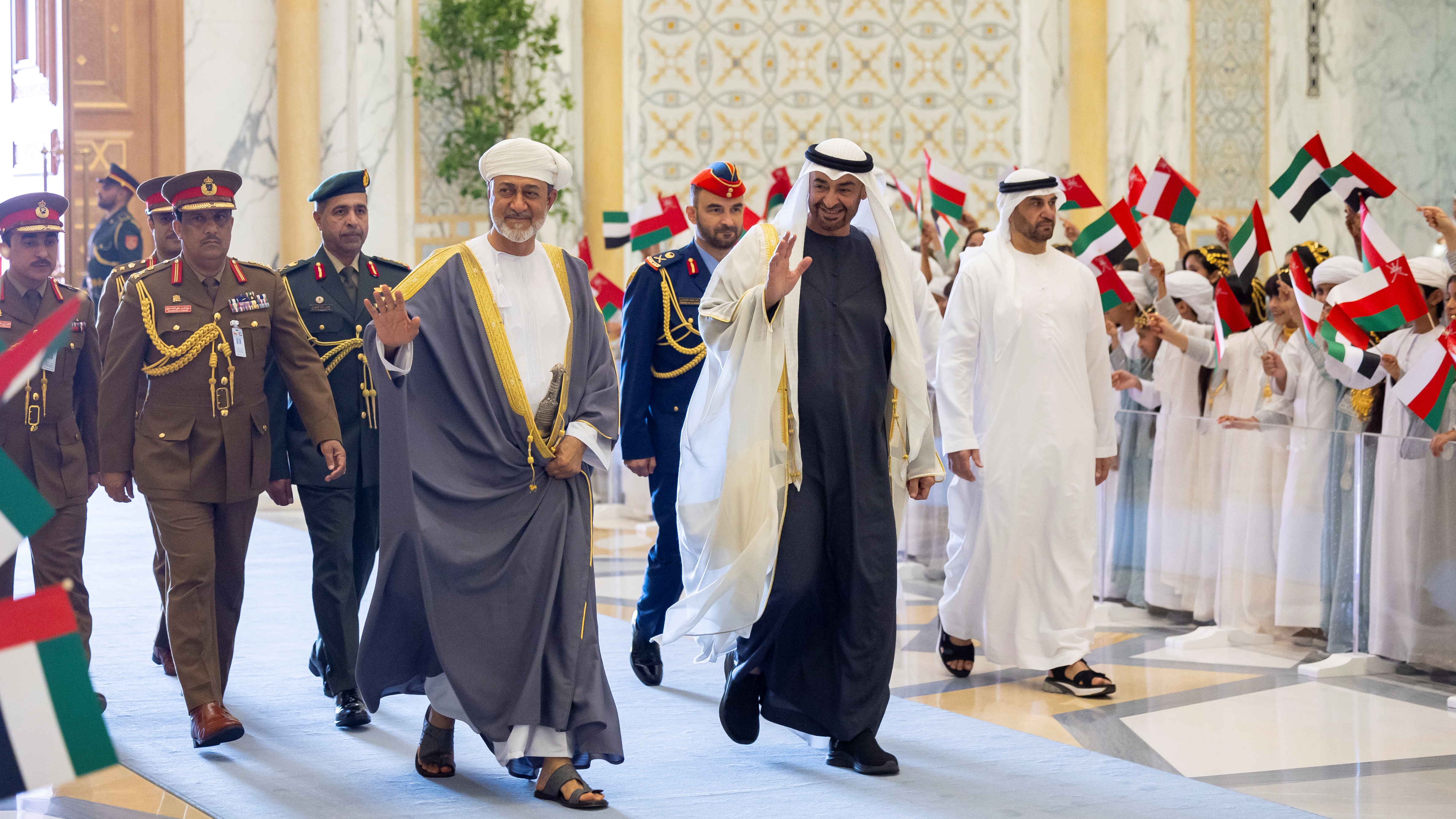 محمد بن زايد رئيس دولة الإمارات في استقبال سلطان عمان هيثم بن طارق في أبوظبي