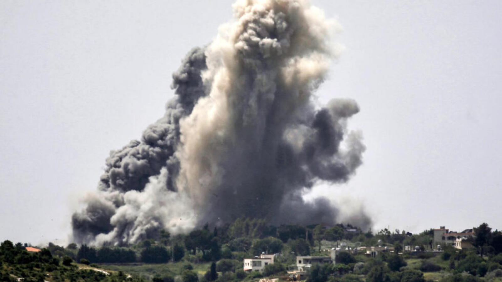 دخان يتصاعد خلال القصف الإسرائيلي على جنوب لبنان