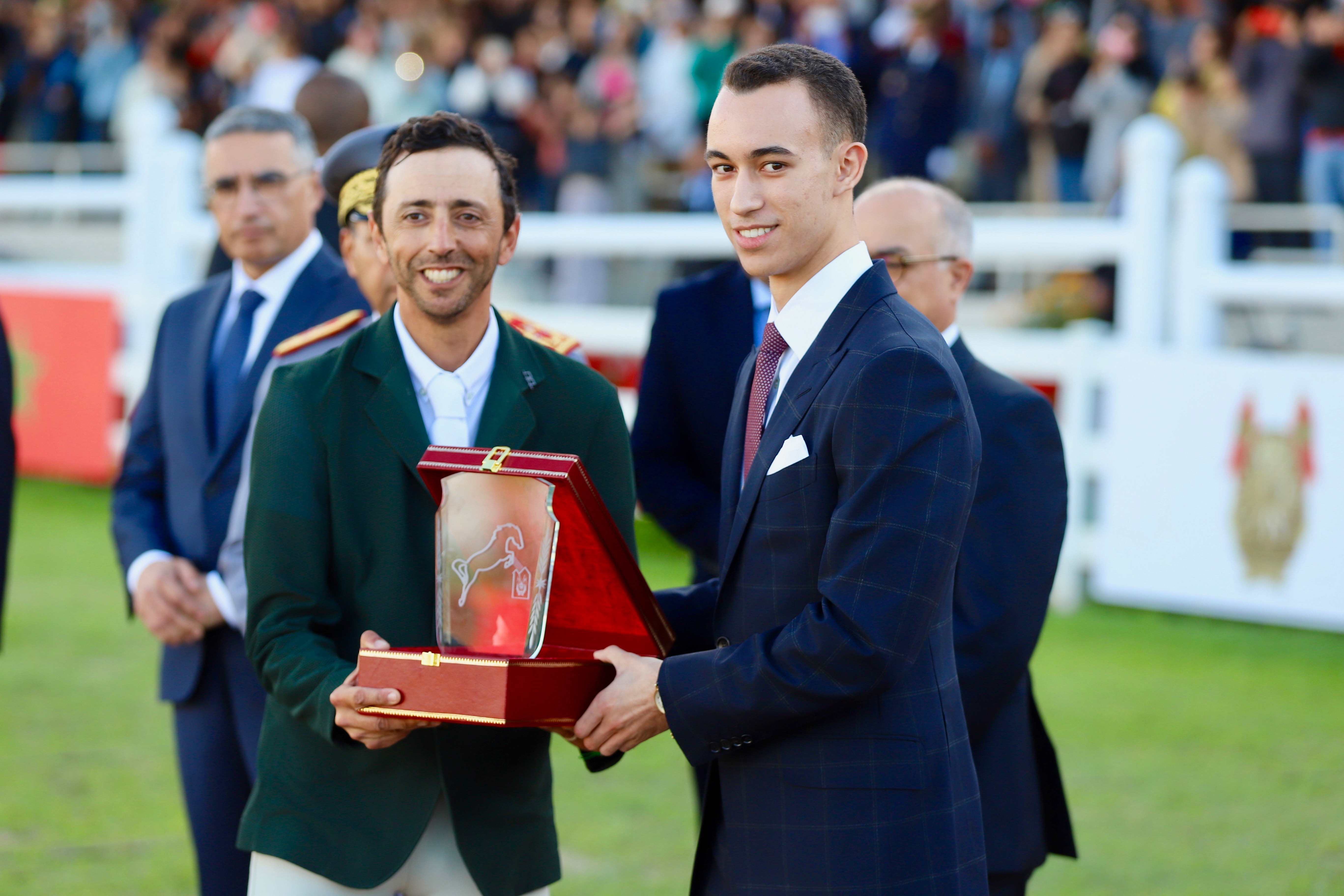 ولي عهد المغرب يسلم الجائزة الكبرى للملك محمد السادس للقفز على الحواجز، برسم المباراة الرسمية للقفز على الحواجز 