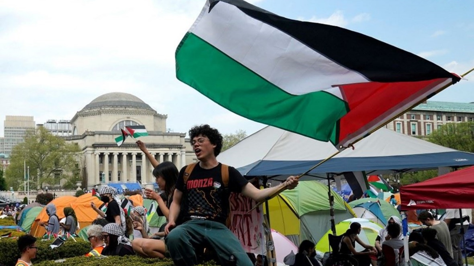 متظاهرون يلوحون بالأعلام الفلسطينية في الحديقة الغربية لجامعة كولومبيا 