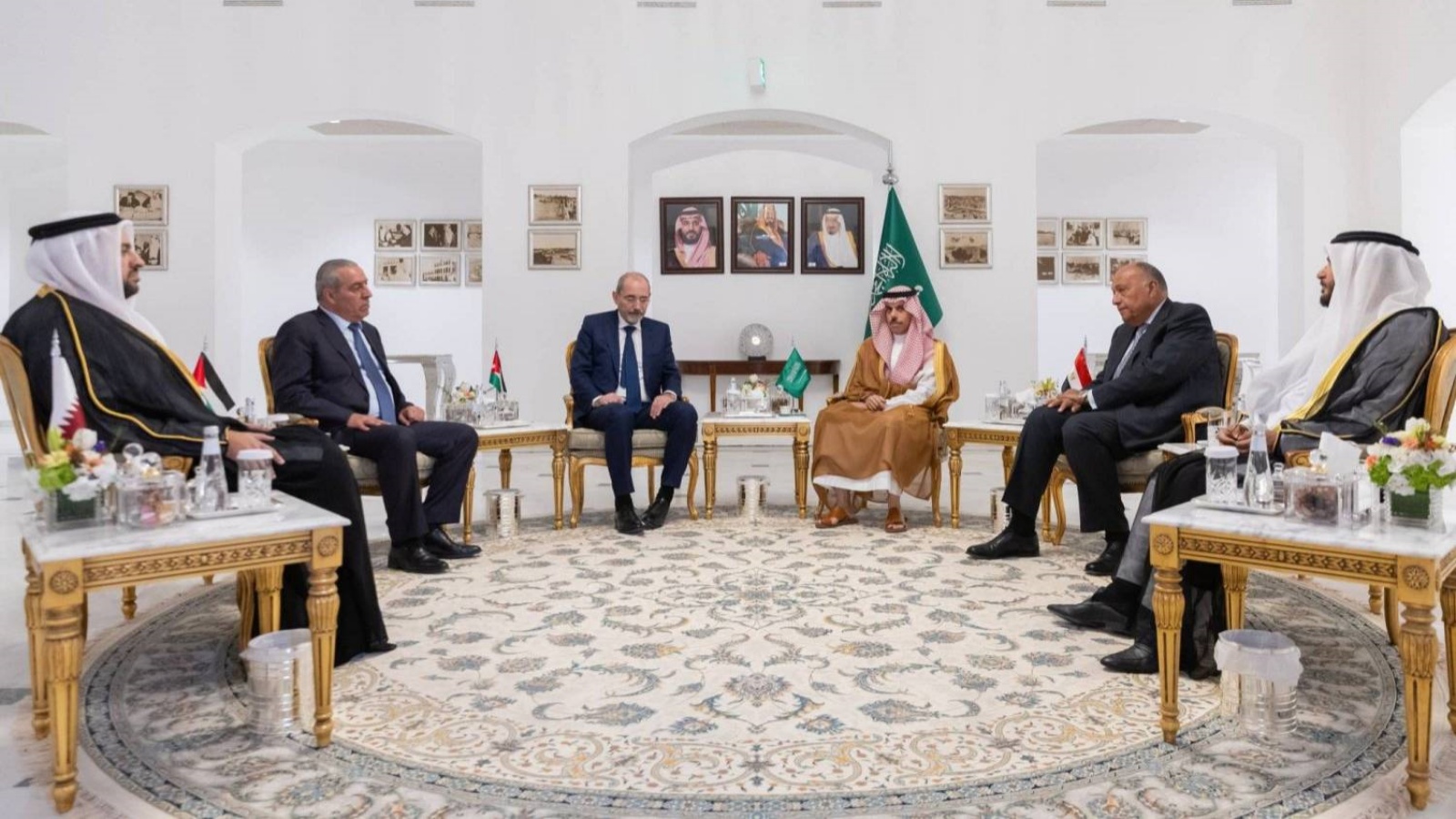 وزراء خارجية المجموعة العربية السداسية خلال اجتماعٍ تشاوري السبت في الرياض 