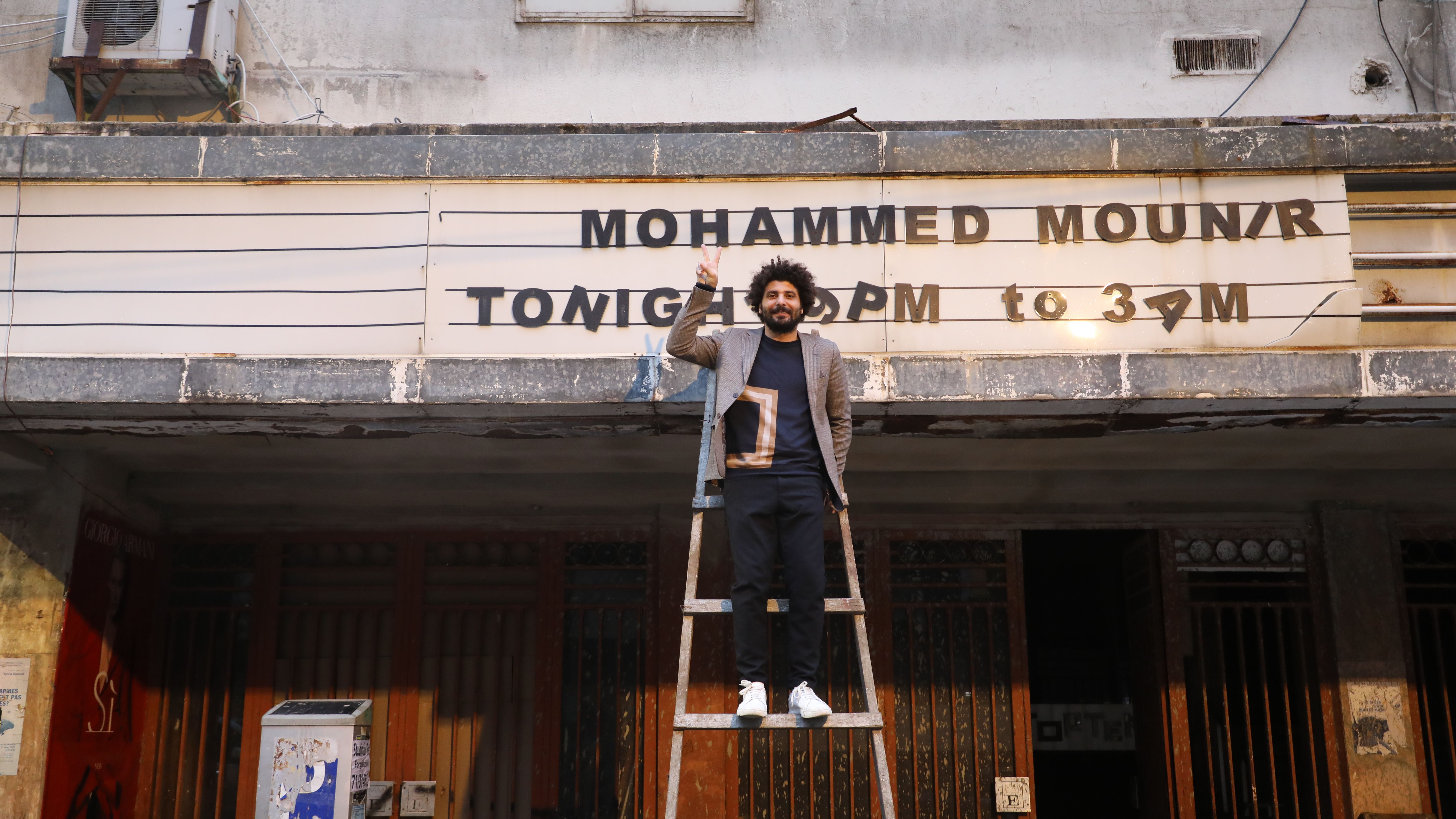 الممثّل والمخرج قاسم إسطنبولي أمام "سينما الكوليزيه" التاريخية في بيروت