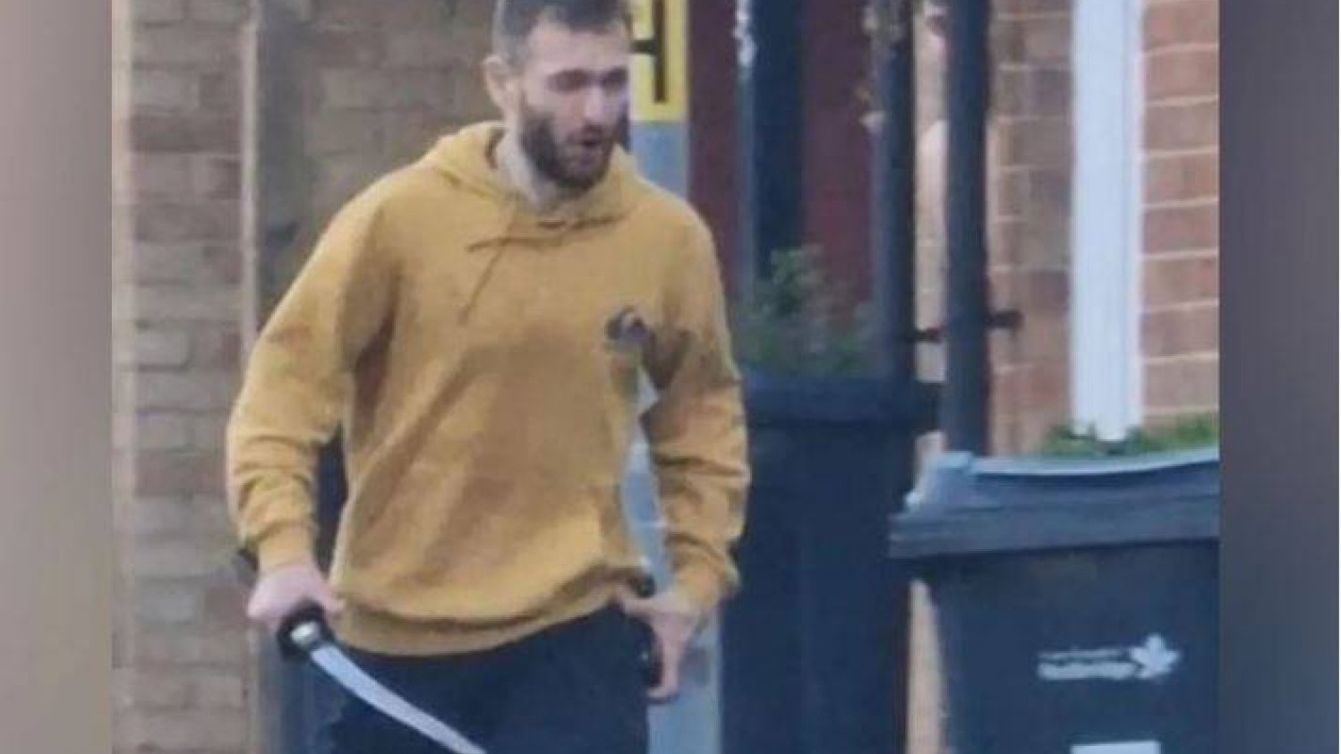 تظهر اللقطات المنشورة على وسائل التواصل الاجتماعي رجلا يرتدي سترة صفراء ويحمل بيده سكيناً