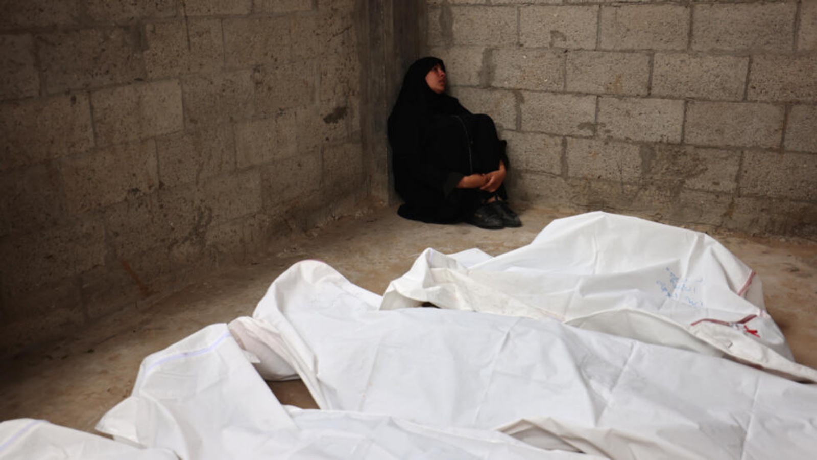 فلسطينية أمام جثث أهلها الذين قتلوا في القصف الإسرائيلي، في مستشفى النجار في رفح بجنوب قطاع غزة، في 29 نيسان (أبريل) 2024، مع استمرار الحرب بين إسرائيل وحركة حماس
