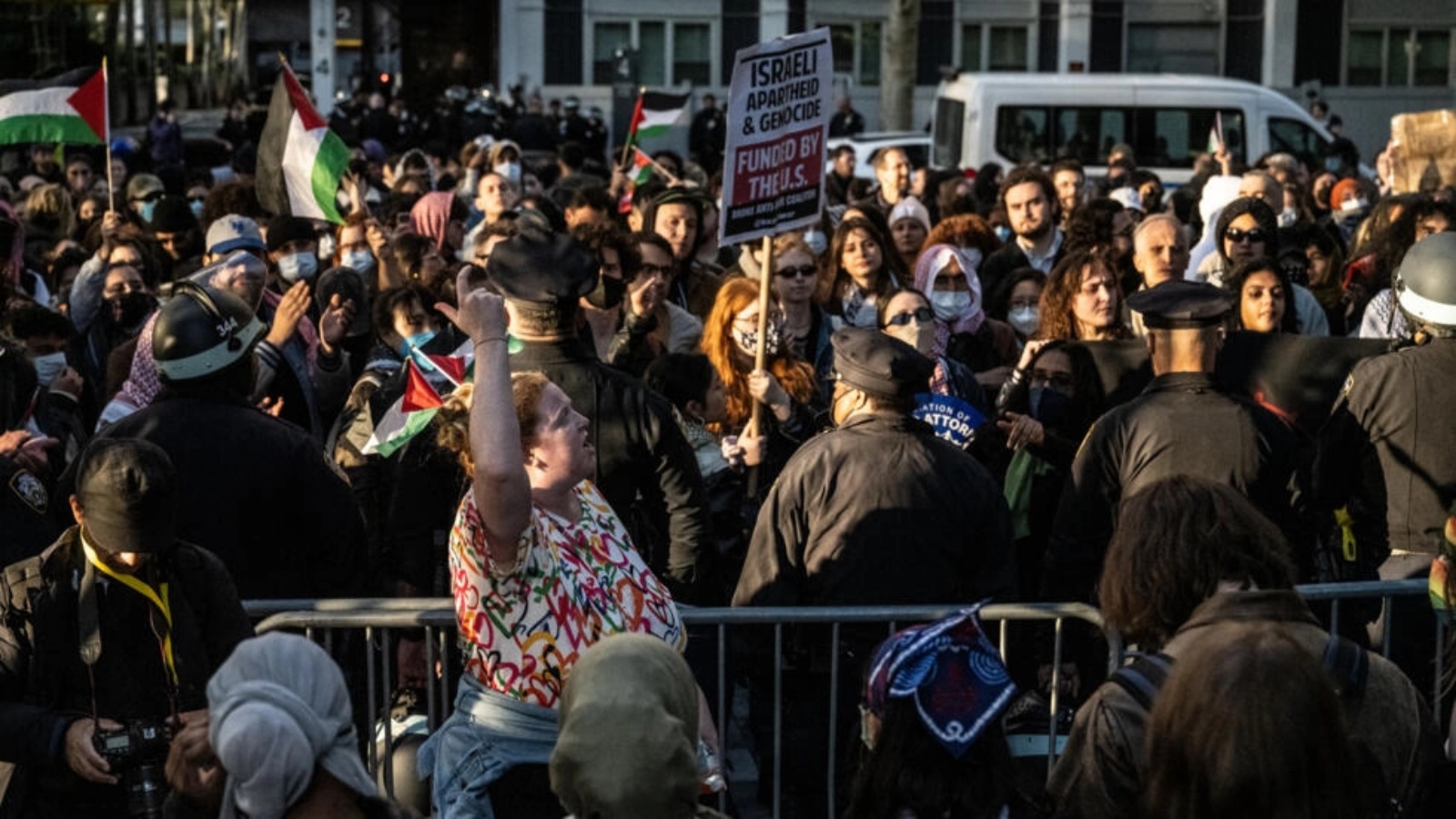 طلاب بجامعة نيويورك يتظاهرون تضامنا مع الفلسطينيين في غزة، نيويورك، في 26 أبريل (نيسان) 2024