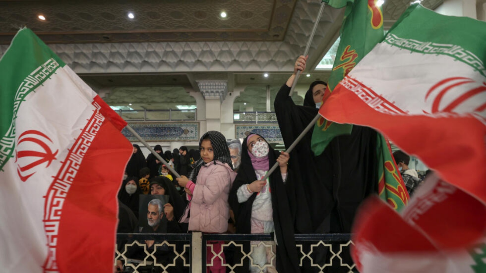 إيرانيات يرفعن علم بلادهن في طهران. صورة مؤرخة في 3 كانون الثاني (يناير) 2023