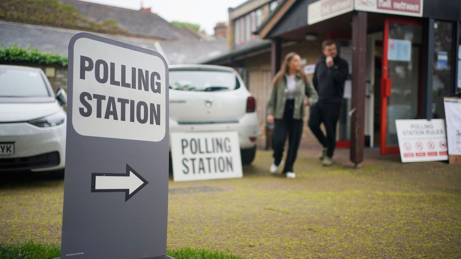 أحد مراكز الاقتراع للانتخابات المحلية في إنكلترا وويلز