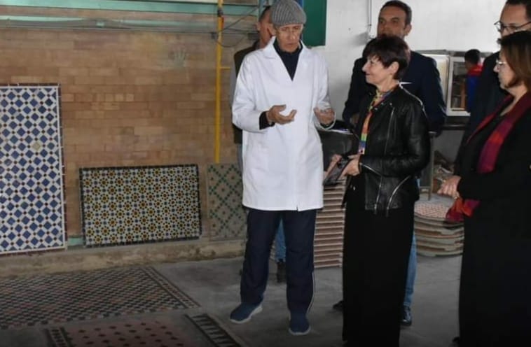 جانب من زيارة رئيسة الجمعية العمومية ل’’يونيسكو’’ لورشة صناعة الزليج بتطوان المغربية (حساب وزارة الثقافة المغربية).