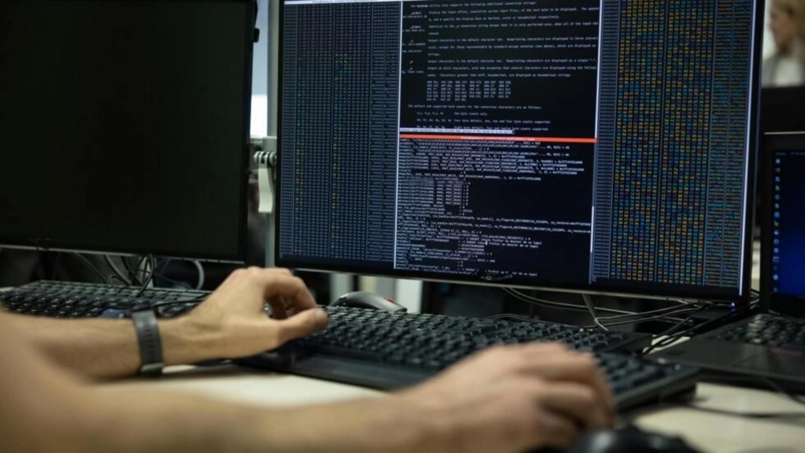 عنصر تابع للوكالة الوطنية الفرنسية للأمن السيبراني يتحقق من البيانات الموجودة على جهاز كمبيوتر