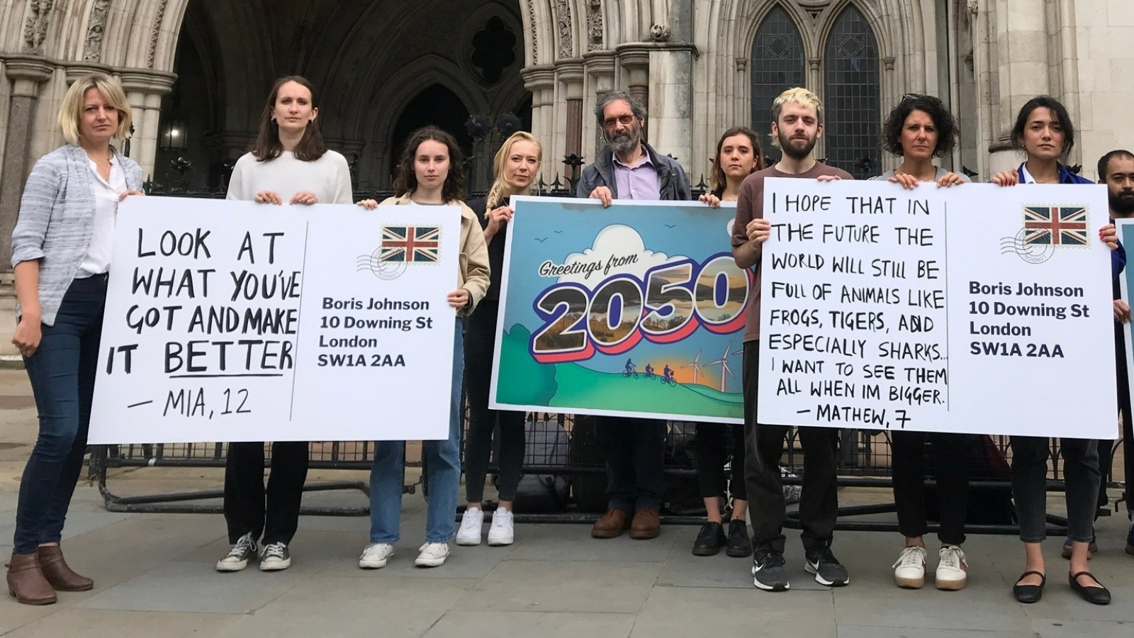 ناشطون خارج المحكمة العليا في القضية المناخية الأولى في يونيو 2022