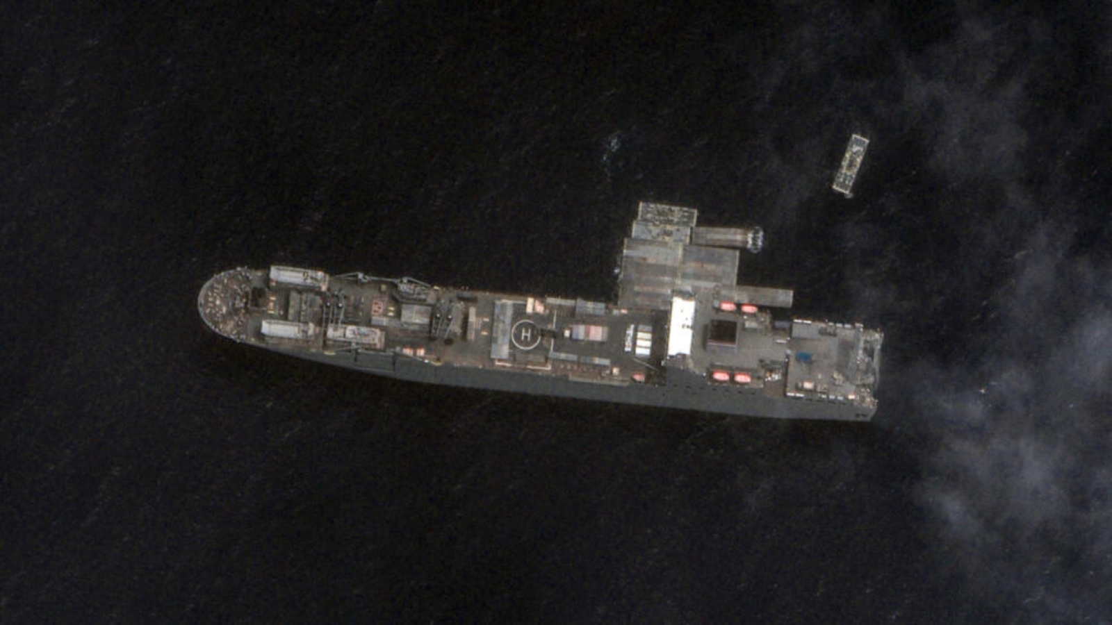 صورة بالأقمار الاصطناعية من شركة ماكسار تكنولوجيز التقطت في 26 نيسان/أبريل 2024 سفينة أميركية وأجزاء من رصيف عائم قبالة شاطئ قطاع غزة الفلسطيني