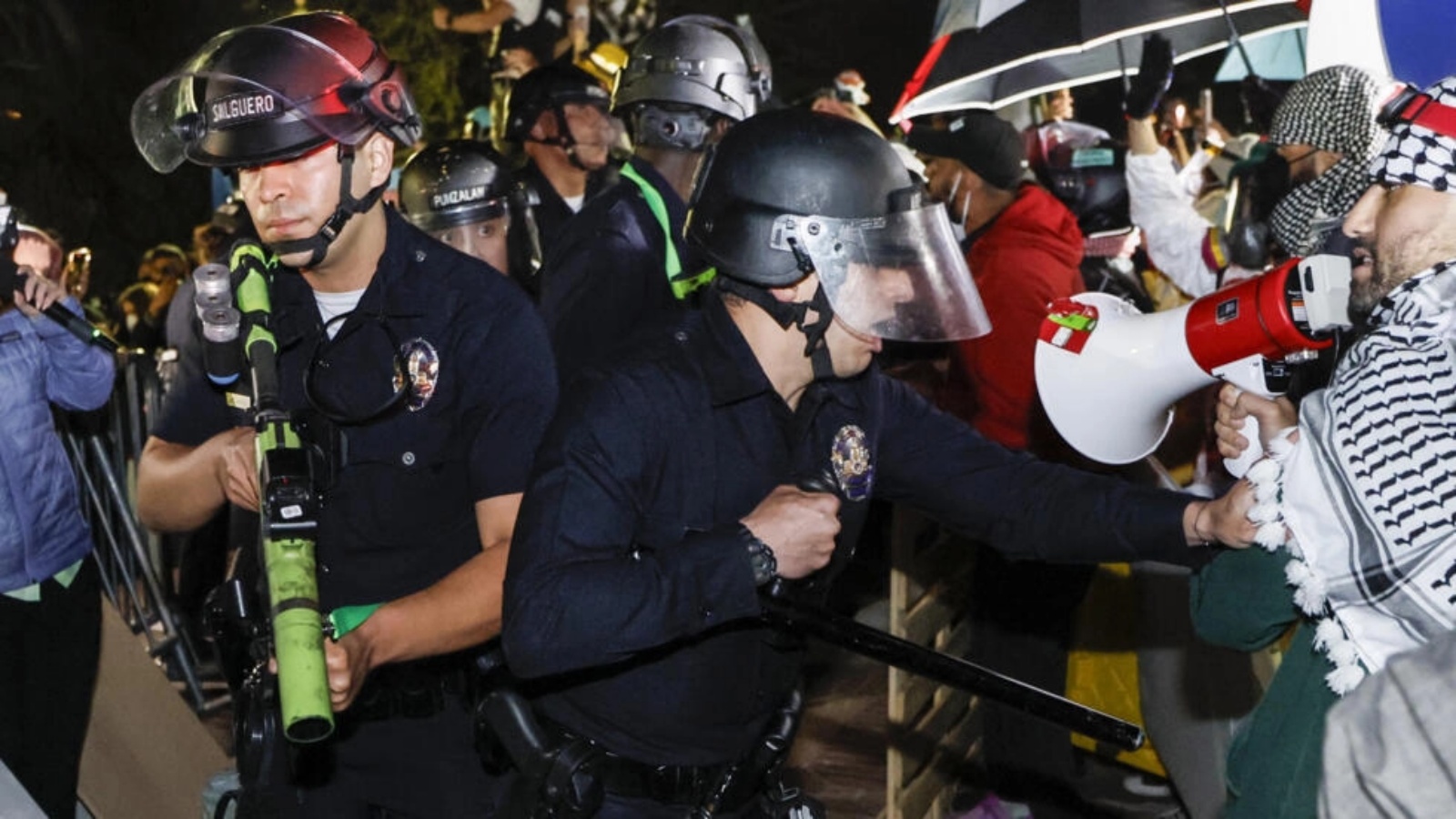 جانب من تعامل الشرطة مع متظاهرين رافضين للحرب في غزة في حرم جامعة كاليفورنيا لوس أنجليس في وقت مبكر من يوم 2 أيار (مايو) 2024 