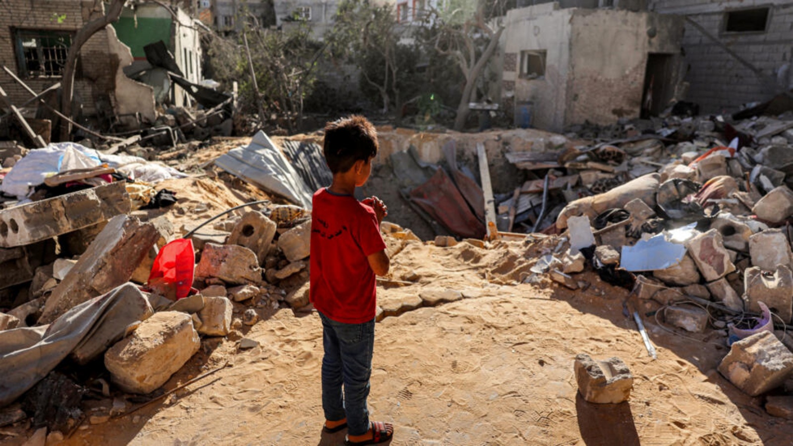 طفل أمام موقع مبنى تعرض لقصف إسرائيلي في رفح بتاريخ 8 أيار (مايو) 2024 