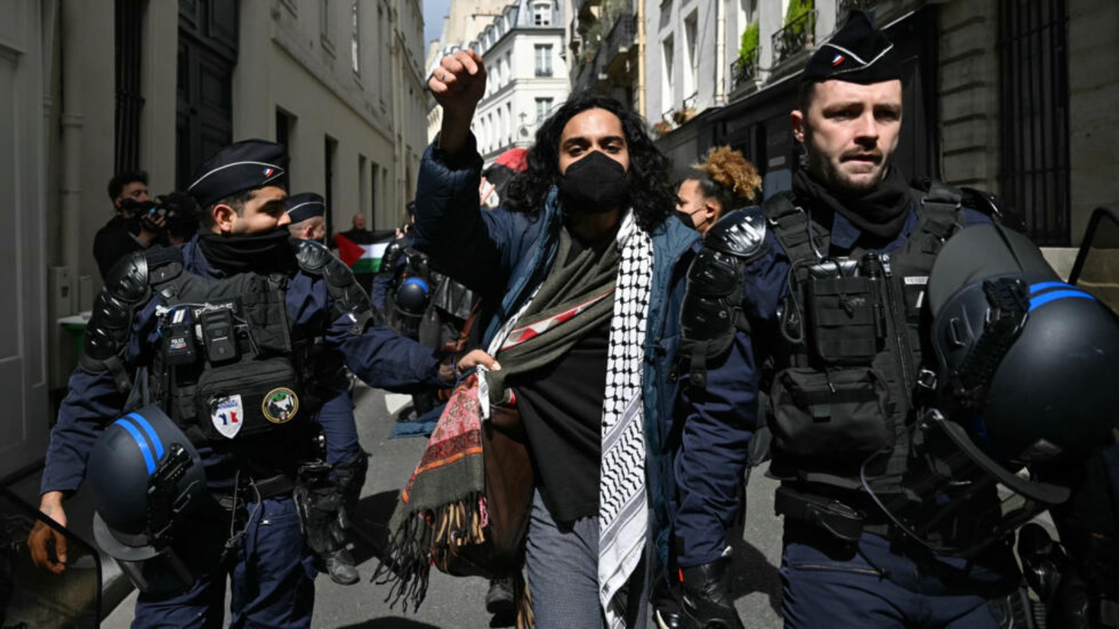 عناصر من الشرطة الفرنسية يقتادون أحد المعتصمين تضامنا مع الفلسطينيين في معهد العلوم السياسية في باريس في الثالث من أيار/مايو 2024 عناصر من الشرطة الفرنسية يقتادون أحد المعتصمين تضامنا مع الفلسطينيين في معهد العلوم السياسية في باريس في الثالث من أيار (مايو) 2024 