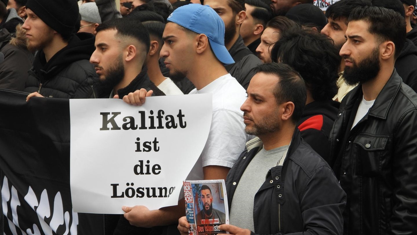 متظاهرون في هامبورغ بألمانيا يرفعون شعارات تقول 