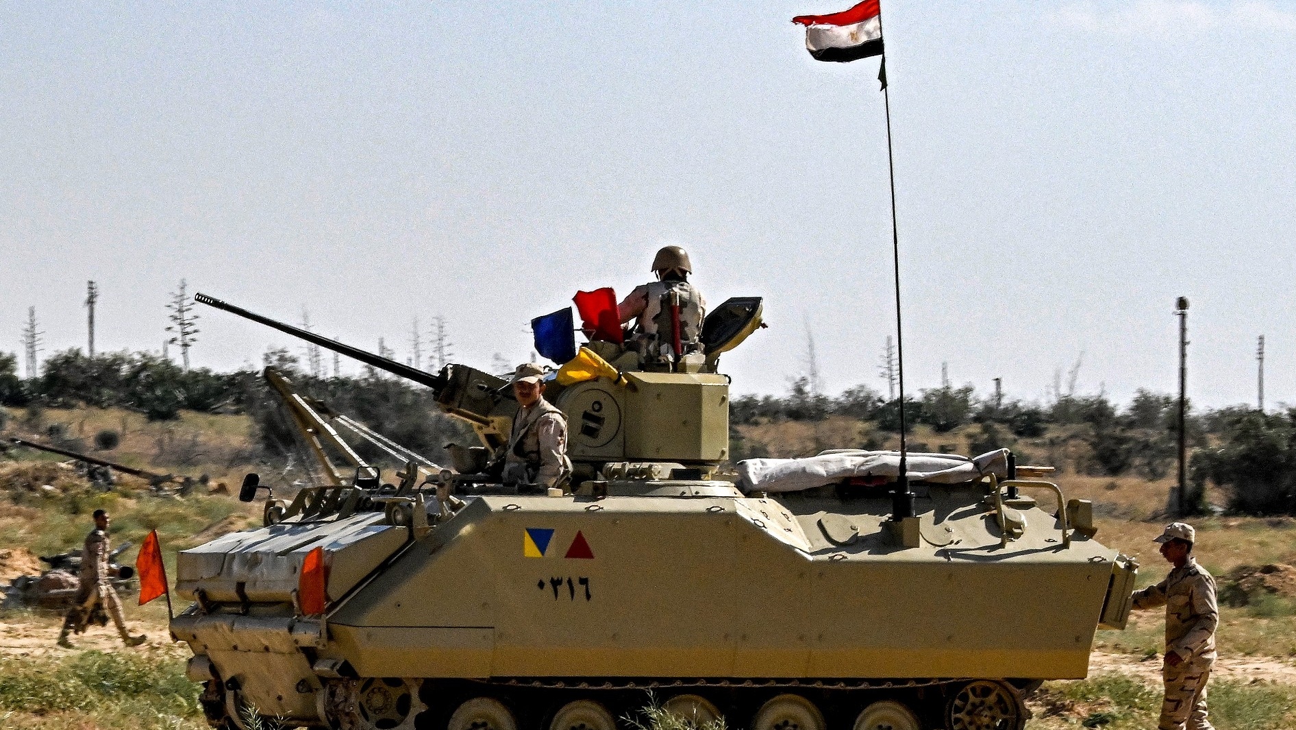 قوات تابعة للجيش المصري بالقرب من الحدود مع رفح