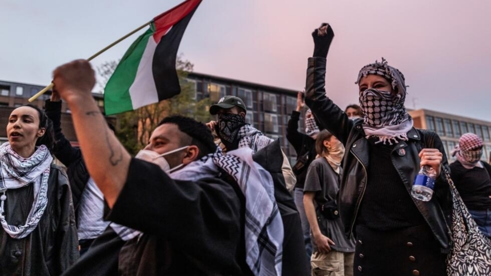 متظاهرون مؤيدون للفلسطينيين في حرم جامعة أمستردام في رويترسيلاند في أمستردام في 6 أيار (مايو) 2024. نصب الطلاب خياماً بالقرب من الحرم الجامعي للمطالبة بأن تقطع الجامعة علاقاتها مع إسرائيل 