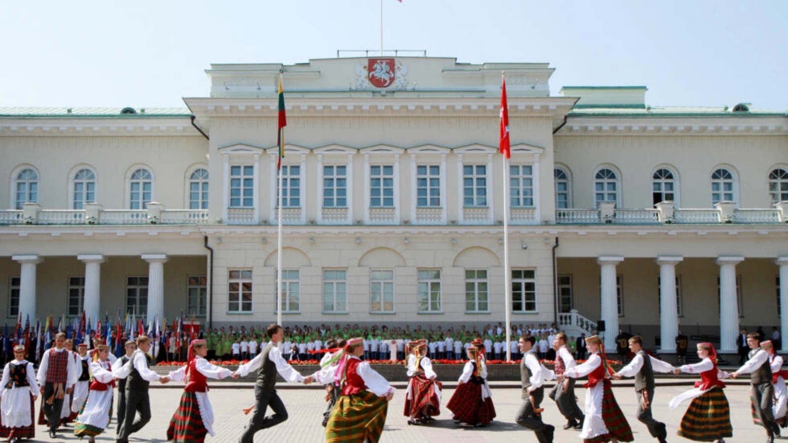 تلامذة يرقصون أمام القصر الرئاسي في فيلنيوس في التاسع من أيار (مايو) 2024 